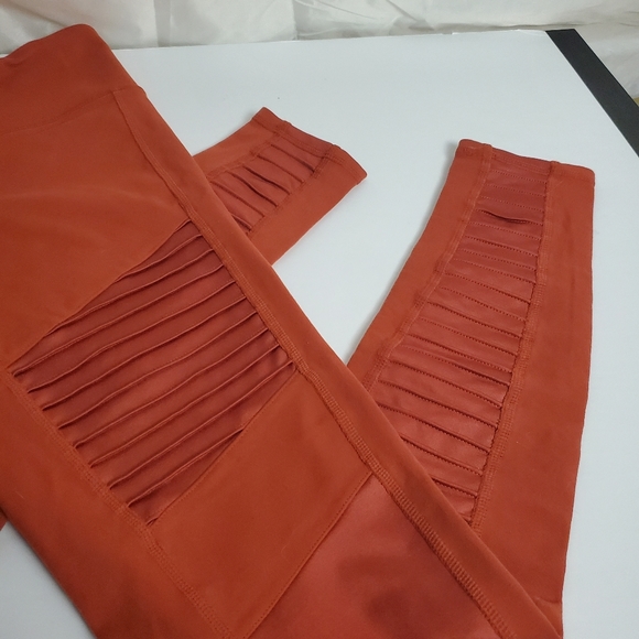 🌸SOLD🌸ALO Yoga Moto Small Legging Burnt Orange - Picture 3 of 5
